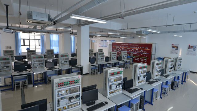 罗克韦尔PLC专业教室.jpg