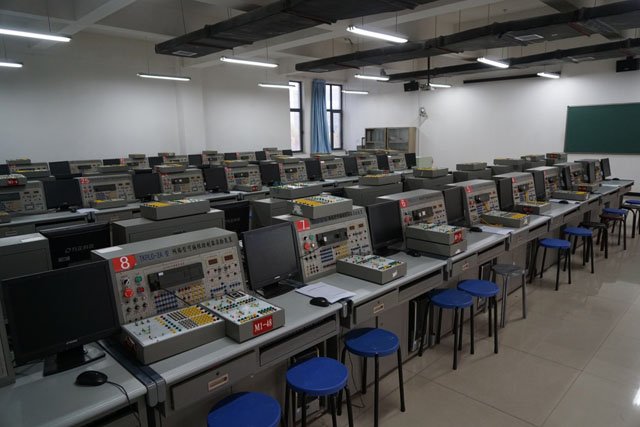 西门子PLC专业教室.jpg