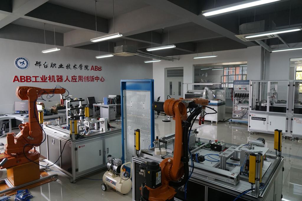 图2 ABB工业机器人应用创新中心.png